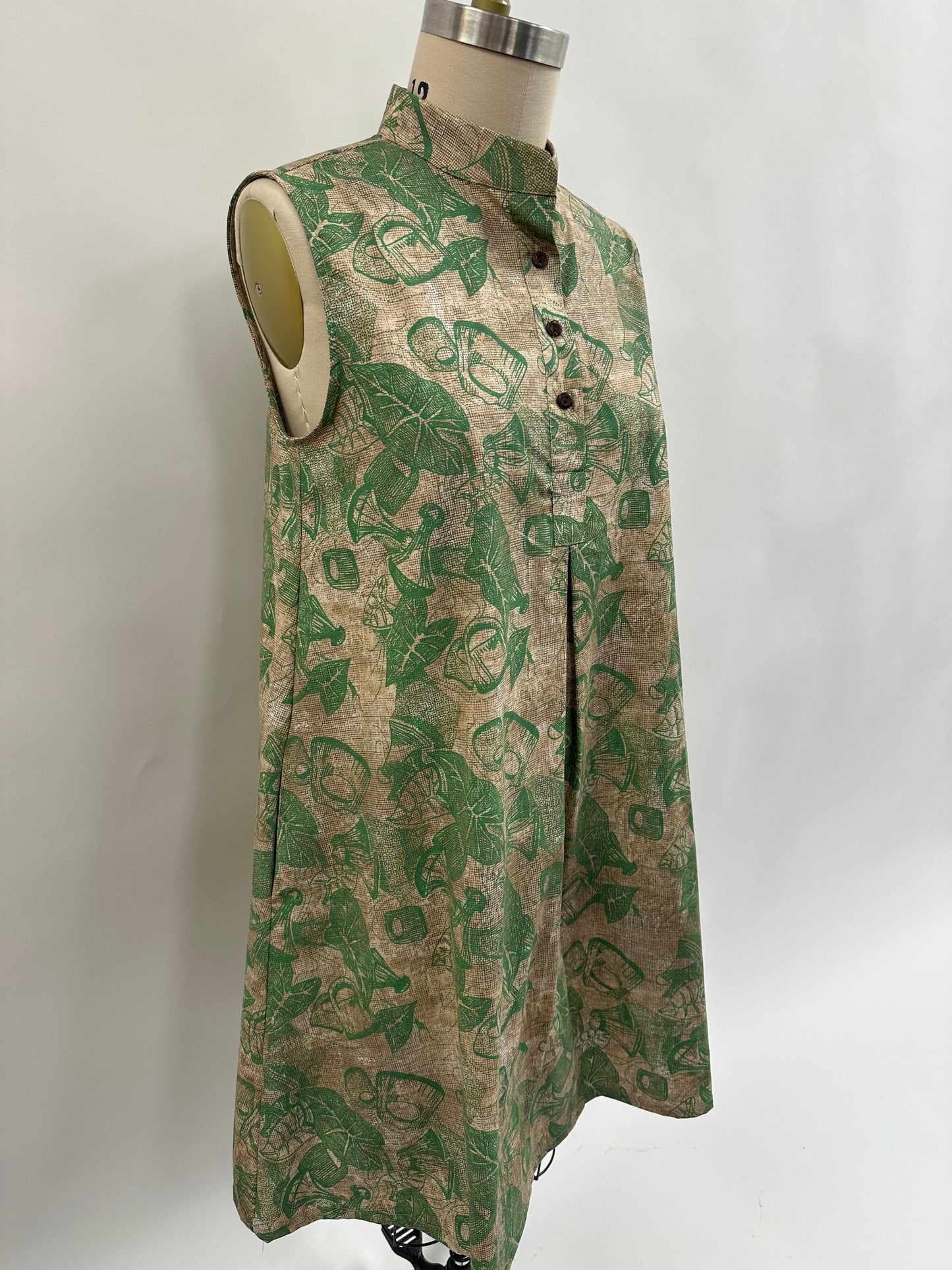 Kāʻilihiwa Dress | Poi Pounder | Green on Beige