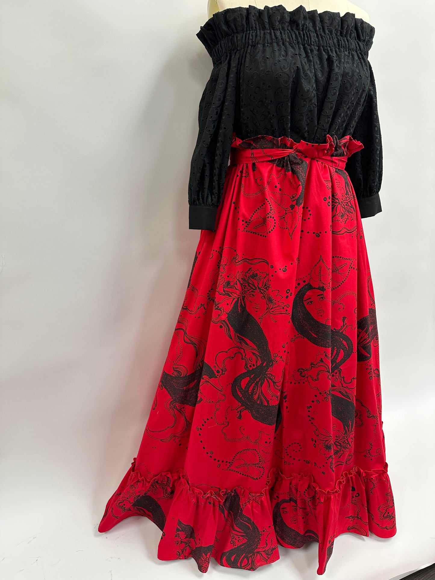 Kikepa | Dream Ladies | Black on Red