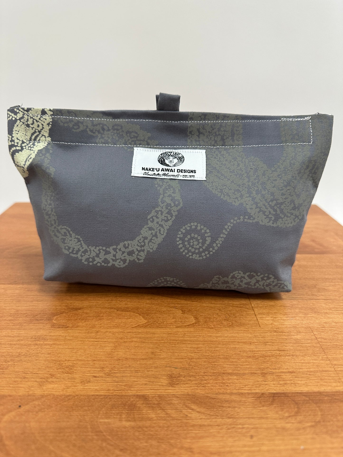 Nake'u pouch | Conch-Ni'ihau Shells| Cream on Grey