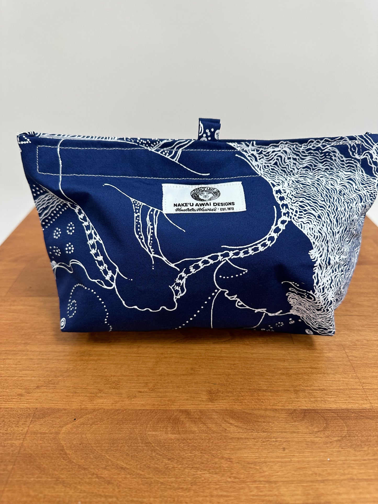 Nake'u pouch | Sea Dreams | White on Blue