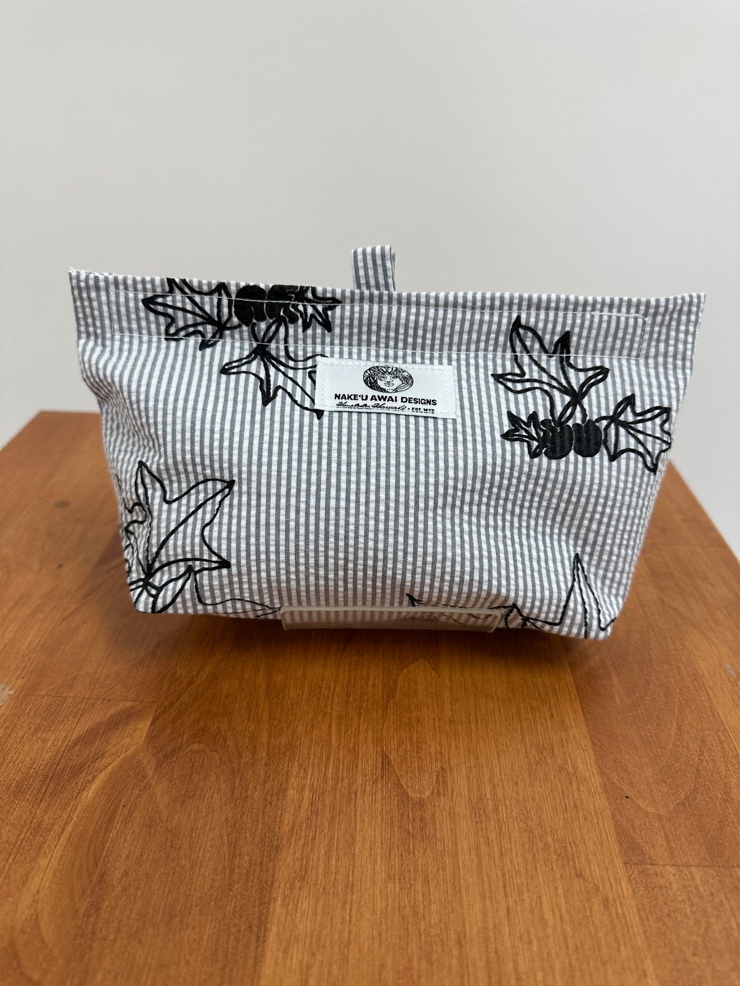 Nake'u pouch | Kukui |  Black on Gray seersucker