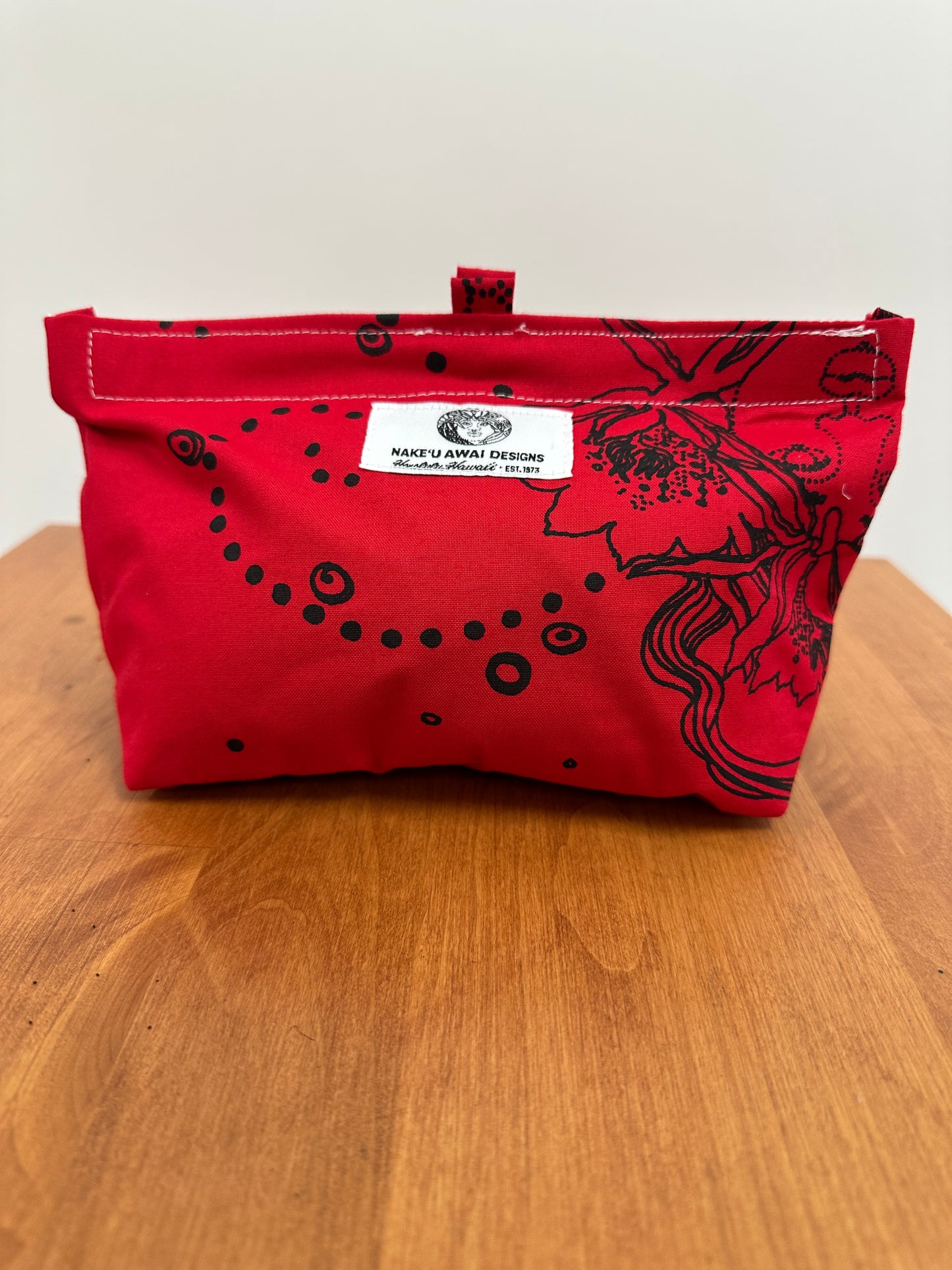 Nake'u pouch | Dream Ladies | Black on Red